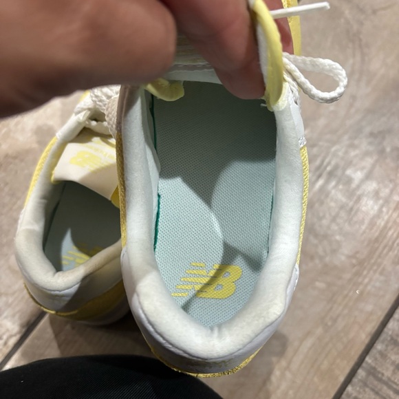 NEW BALANCE WMNS 574. Yellow 'LEMON HAZE' Size 6 - Picture 6 of 7